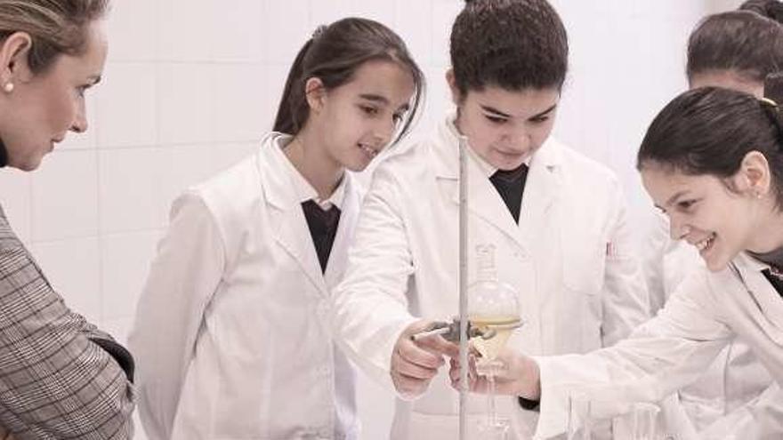 Las alumnas mostraron su trabajo en el laboratorio.