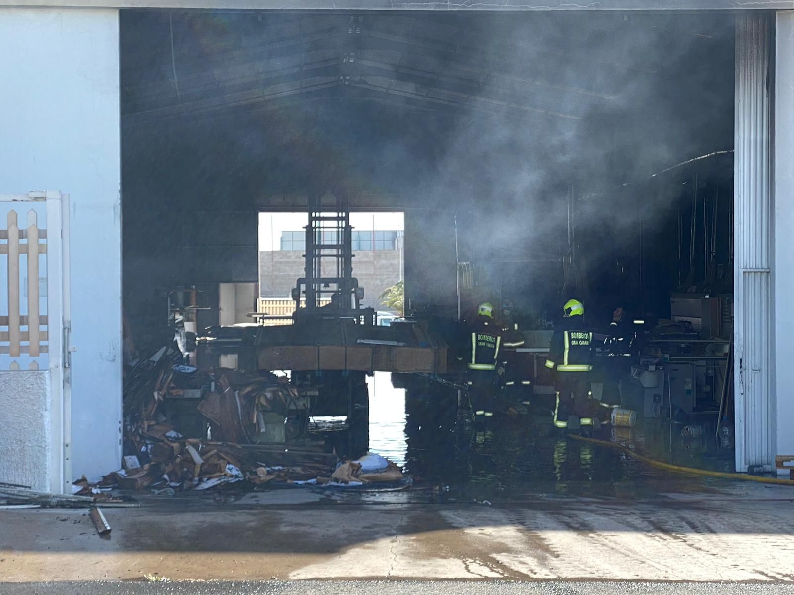 Incendio en una fábrica de muebles de cocina de Gran Canaria