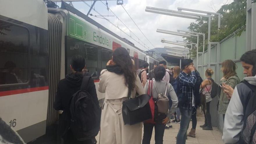 Imatge dels passatgers esperant que l&#039;altre tren els recollís