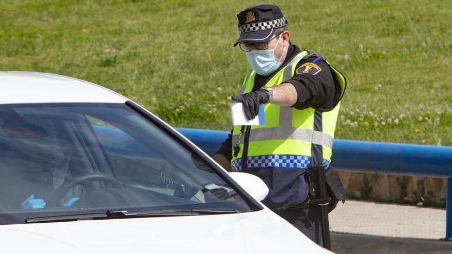 Un policía nacional en un control en Valencia.