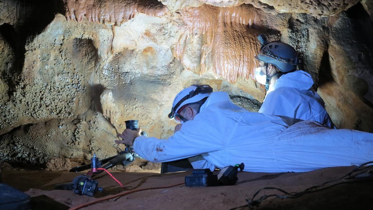 Investigadores en el interior de la cueva cacereña. Están actualizando los estudios relacionados con los contenidos artísticos de Maltravieso y Escoural.