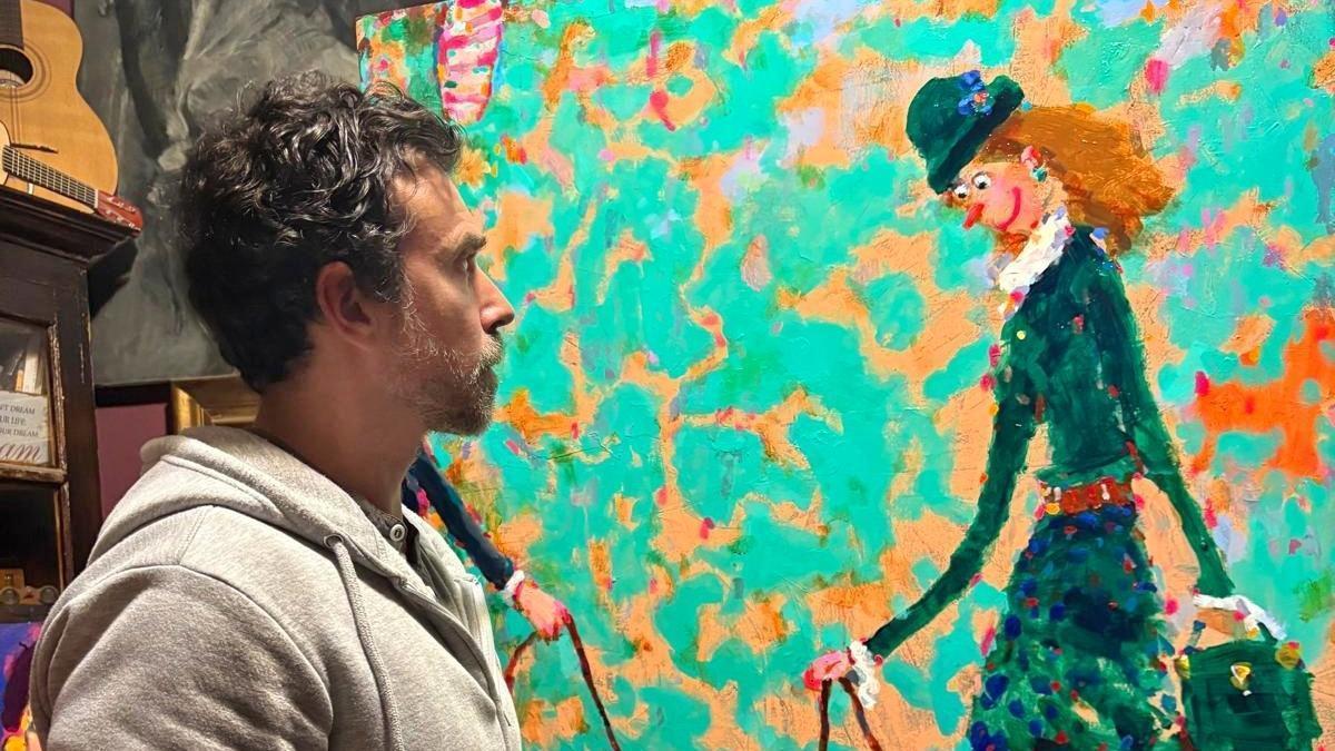 Iván Quesada ante una de las obras que expondrá en la feria Estampa de Madrid