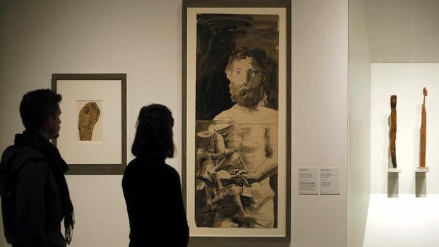 Dos personas observan la obra &quot;Estudio para el hombre del cordero&quot; (c), una de la cuarentena de óleos, dibujos, cerámicas y esculturas de Pablo Picasso que reflejan la influencia del arte románico y sus afinidades en la obra del pintor malagueño y que pueden verse en la exposición &quot;Picasso Románico&quot; en el MNAC de Barcelona.