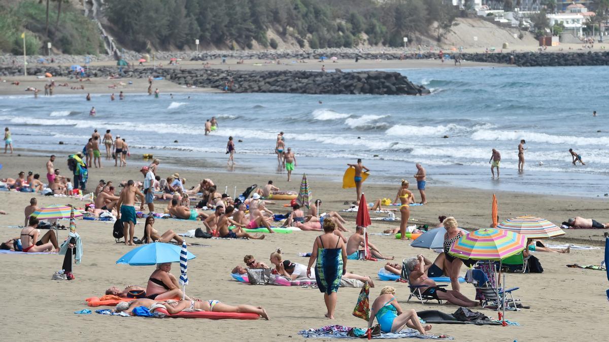 Bañistas en Playa del Inglés, en el municipio de San Bartolomé de Tirajana, integrante de la Alianza de Municipios Turísticos.