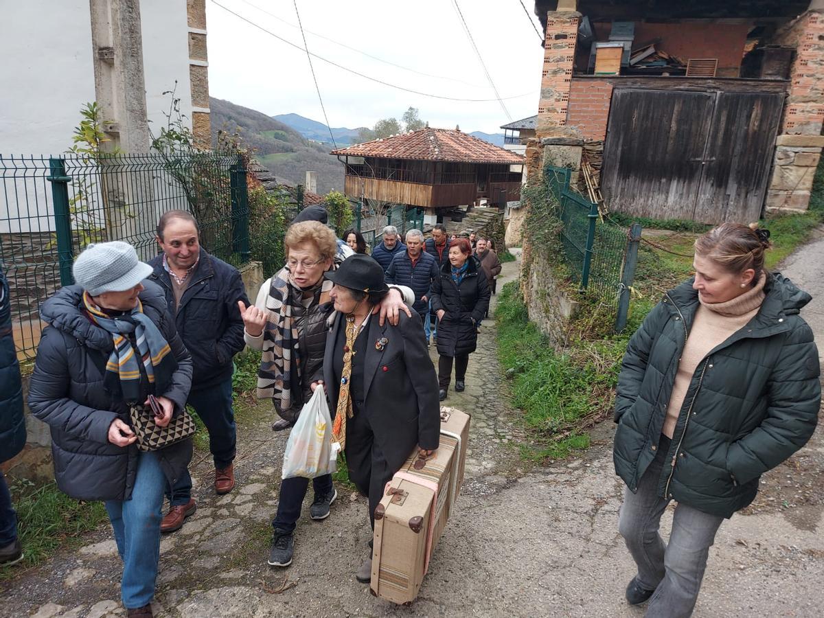 En imágenes: los guilandeiros recorren las calles de Villatresmil, en Tineo