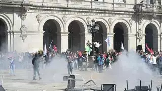 Lanzamiento de piedras, varios heridos y cargas policiales en la movilización "antifascista" en María Pita ante la visita de Santiago Abascal a A Coruña