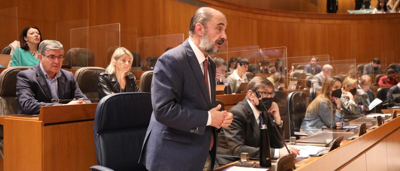 El presidente del Gobierno de Aragón, Javier Lambán, responde a las preguntas de los grupos de la oposición en la segunda sesión del pleno de las Cortes.