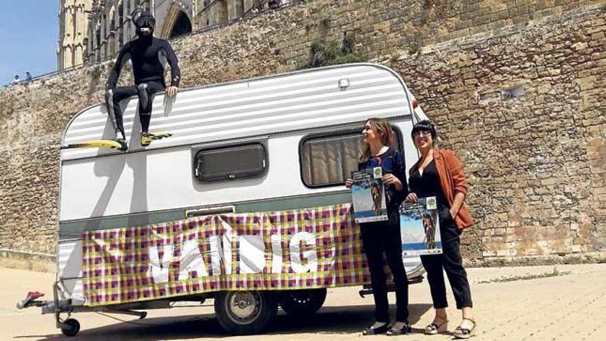 Un buzo sentado en una caravana en Ses Voltes, con la portavoz de VanBig y la coordinadora de Cultura.