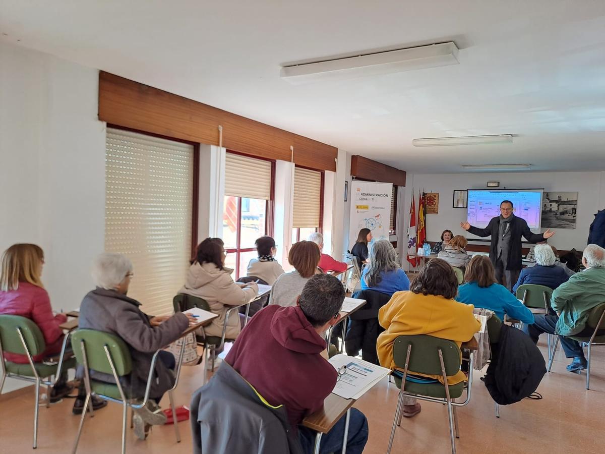 Ángel Blanco, de pie, explica a los vecinos de Vezdemarbán el nuevo servicio