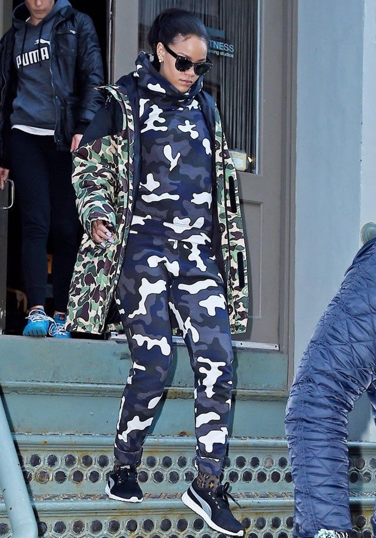 Rihanna se apunta al total look camuflaje para ir al gimnasio