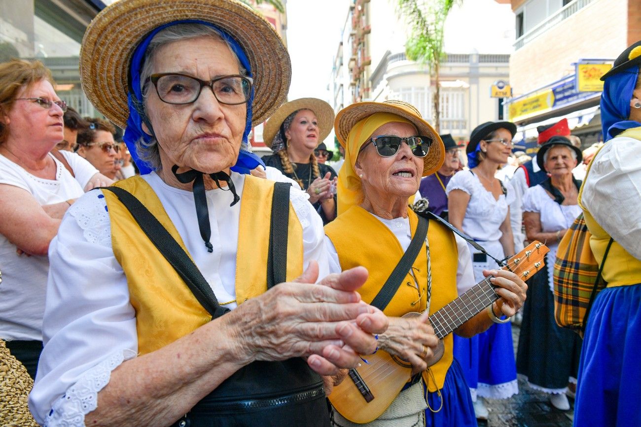 Una romería con bikini en Las Palmas de Gran Canaria