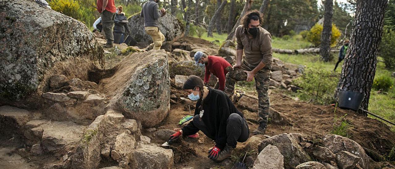 Alfredo González y su equipo, en los días de excavación arqueológica de las chozas que moraban los presos del Valle de los Caídos.
