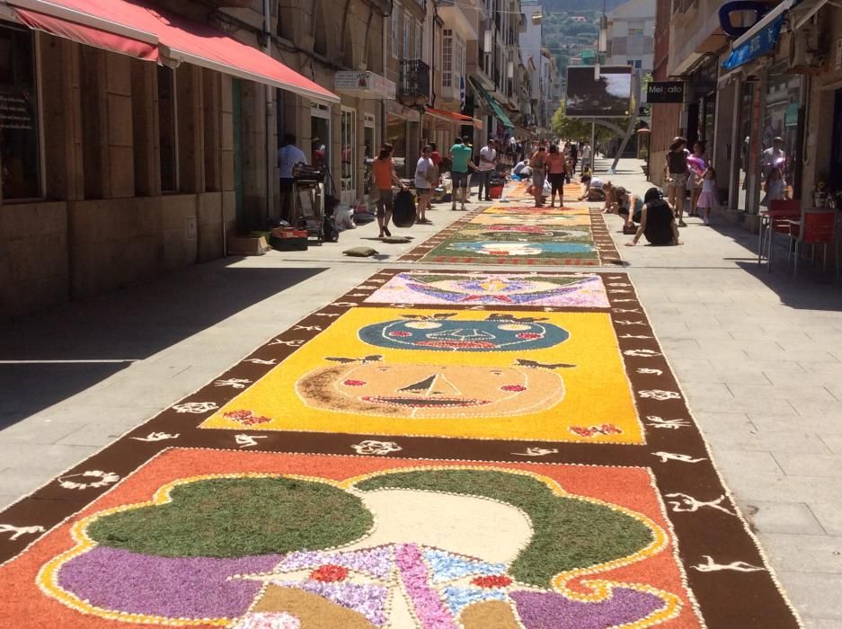 Cuando aún quedan varias horas para la procesión del Corpus las calles de Bueu ofrecen ya su mejor aspecto