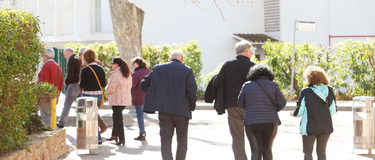 Turistas de la tercera edad a las puertas de un hotel de Eivissa. | VICENT MARÍ