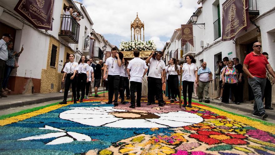Corpus Christi atraviesa la alfombra de colores realizada con virutas de corcho de colores.