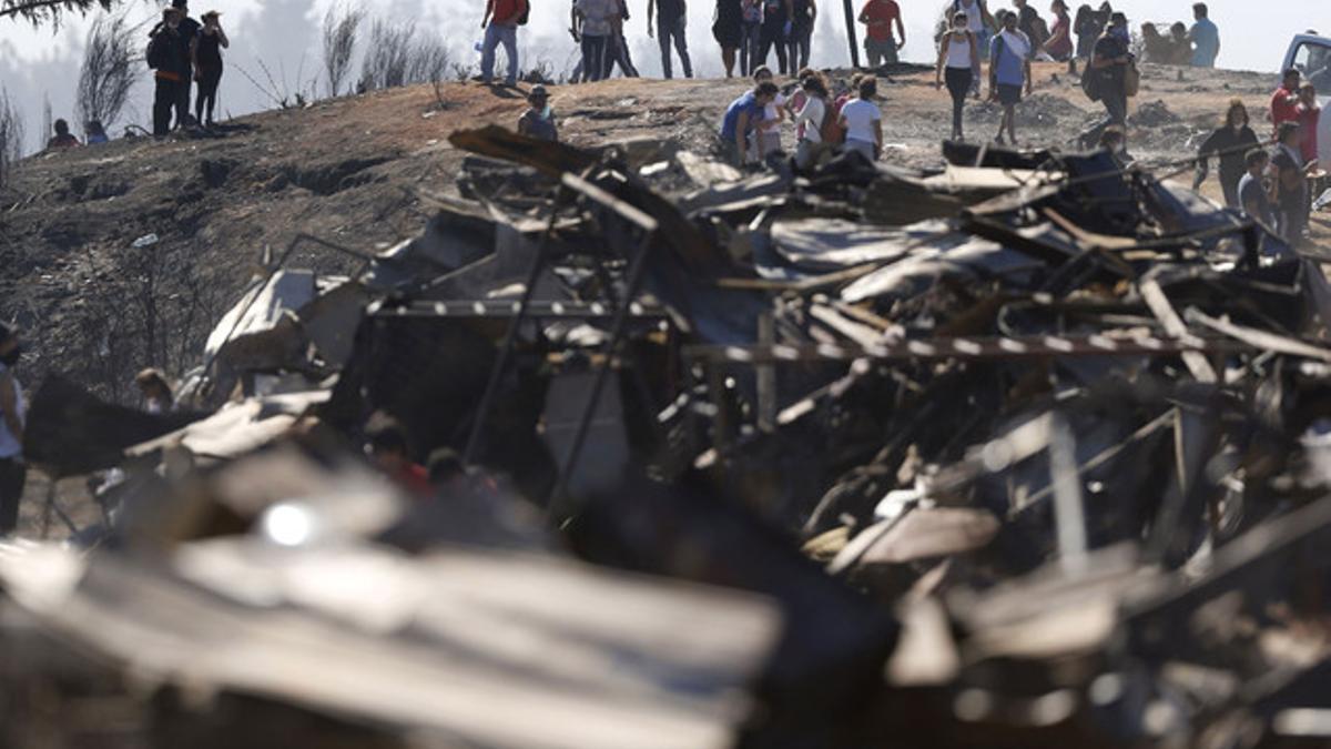 Damnificados por el incendio de Valparaíso buscan entre los restos de sus casas.