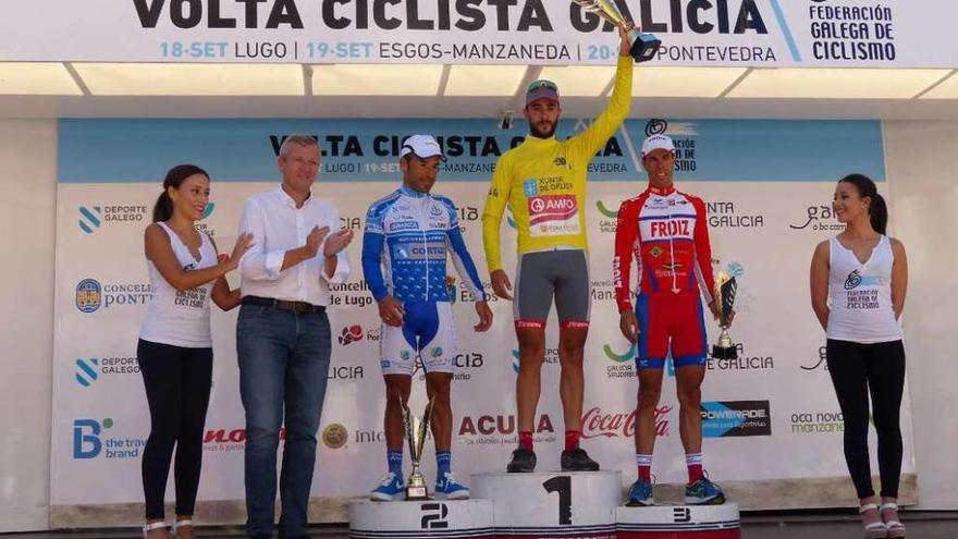 El vicepresidente de la Xunta, Alfonso Rueda, junto a los tres primeros clasificados.