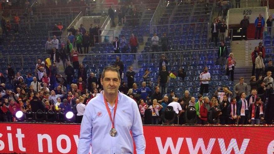 José Luis López Becerra, con la medalla de plata lograda en reciente Europeo de Polonia.