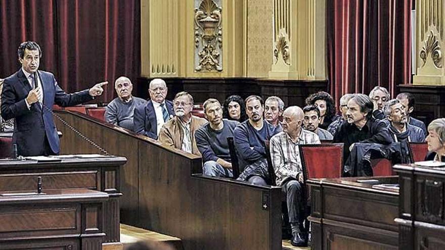 Trabajadores de Es Murterar acudieron al pleno del Parlament invitados por el PP, que preguntó a Armengol por el cierre de la central.