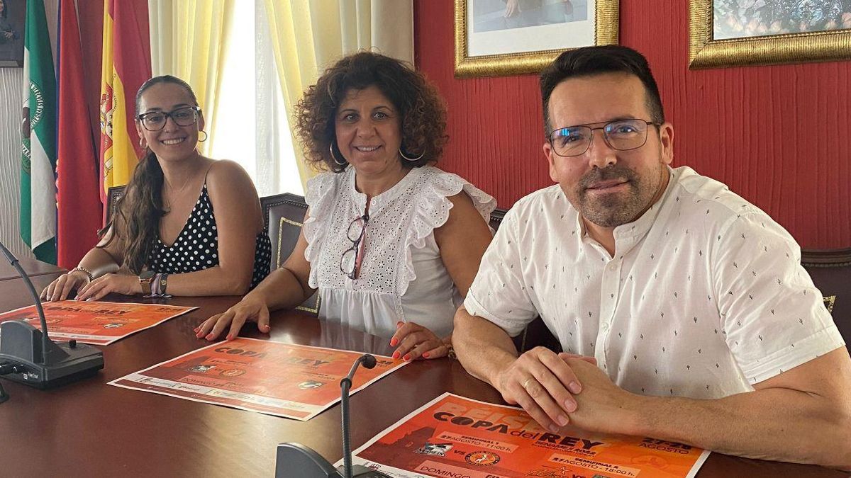 Rosario Ruiz, Carmen Lara y Juan Manuel Ropero, en la presentación de la Copa del Rey de béisbol.
