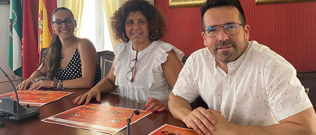 Rosario Ruiz, Carmen Lara y Juan Manuel Ropero, en la presentación de la Copa del Rey de béisbol.