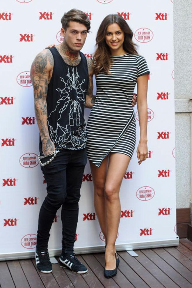 El modelo Stephen James e Irina Shayk en la presentación de Xti