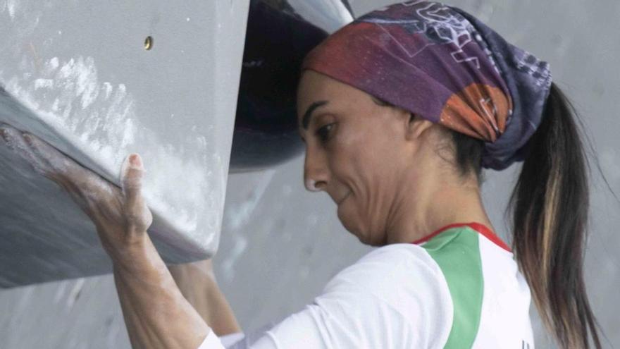 La escaladora Elnaz Rekabi, recibida al grito de &quot;campeona&quot; a su llegada a Teherán