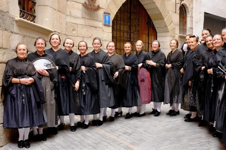 El homenaje a las ‘Dones de Faldetes’, con la indumentaria propia del luto, pone el broche a la jornada festiva de Fraga.