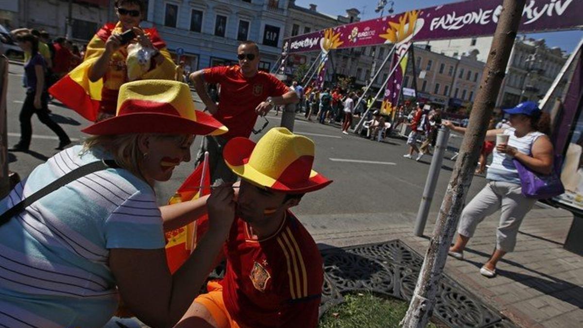 Aficionados españoles en Kiev, antes de la final que enfrentará a España e Italia.