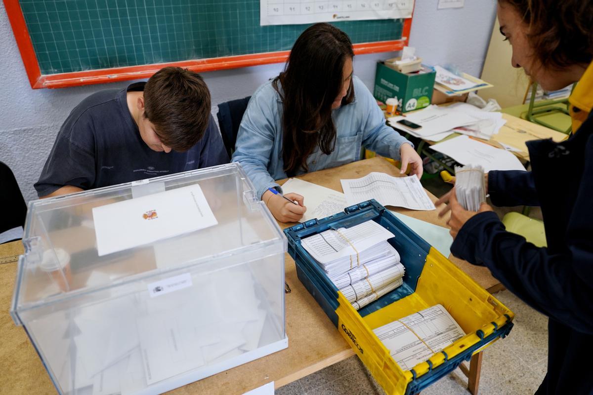 VALLADOLID, 28/05/2023.- Una empleada de Correos entrega votos por correo en una de las mesas de un colegio electoral de Valladolid este domingo. Cerca de 35,5 millones de ciudadanos votan este domingo a los representantes de unos 8.100 municipios de España en una elecciones muy reñidas en las que también se renuevan 12 gobiernos autonómicos, además de las asambleas de las ciudades autónomas de Ceuta y Melilla, cabildos insulares y otras entidades territoriales. EFE/Nacho Gallego