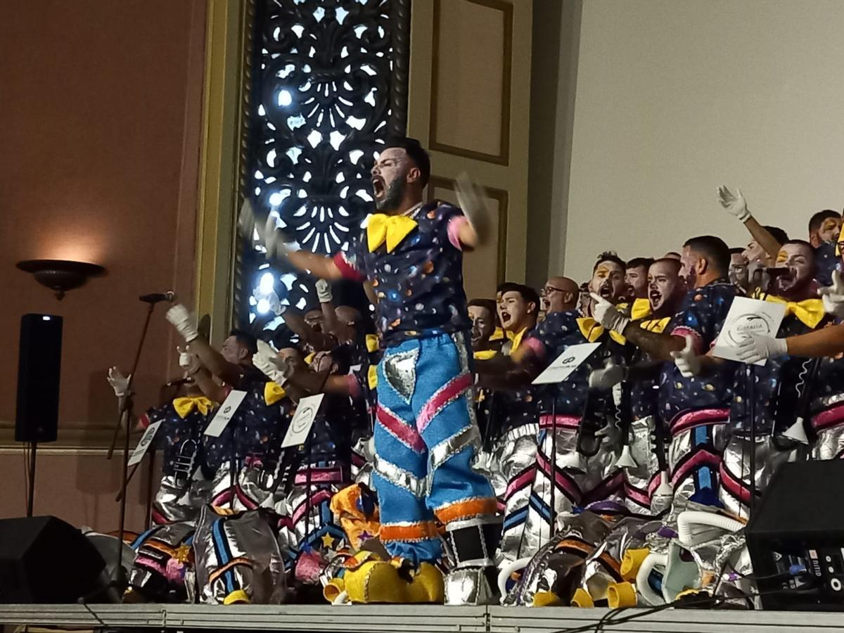 Rubén Santana 'El Pitu', director de Nietos de Sary Mánchez durante la actuación de la murga ofrecida en el Cine Víctor.