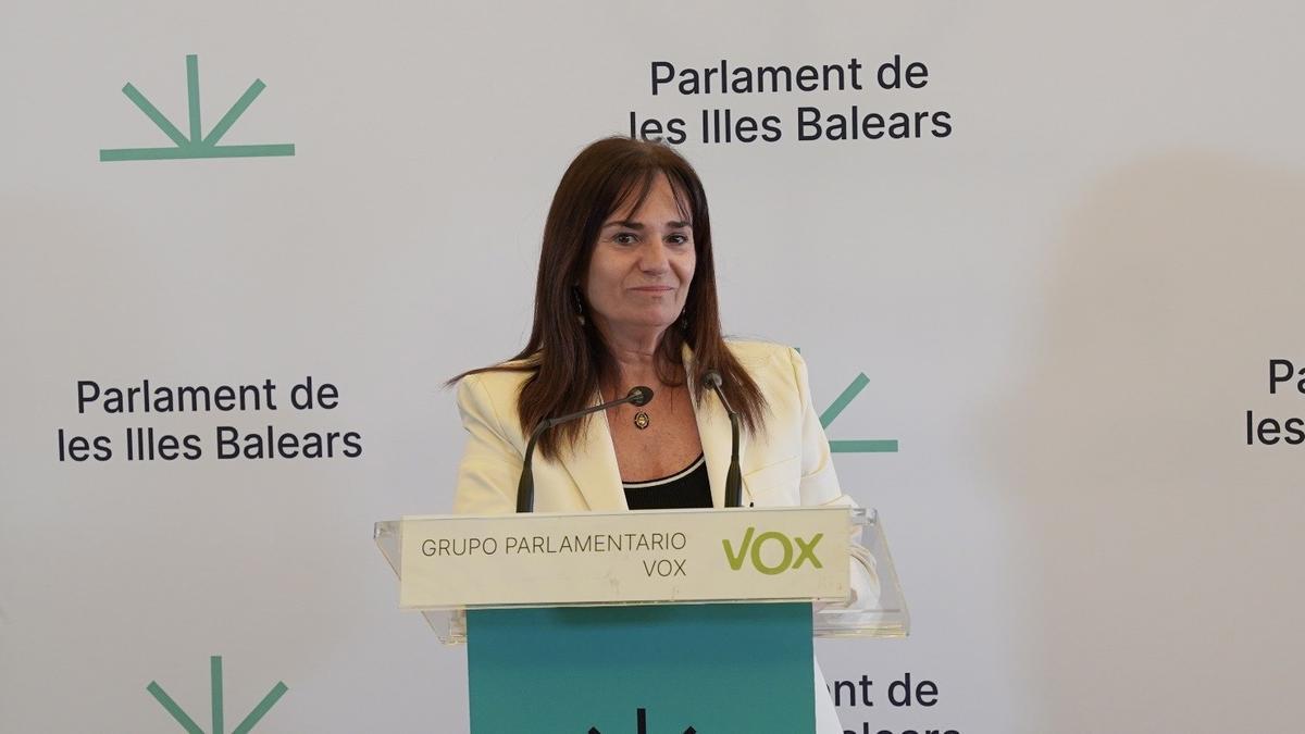 La portavoz de Vox, Manuela Cañadas, en una rueda de prensa en el Parlament
