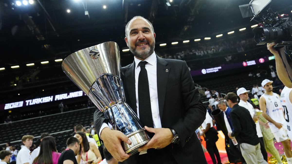 Chus Mateo, entrenador del Real Madrid, con el título que le acredita como campeón de Europa.