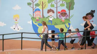 La Junta retira una línea a un colegio de Sevilla y "deja fuera" a varias familias: "En estas condiciones no podemos trabajar"