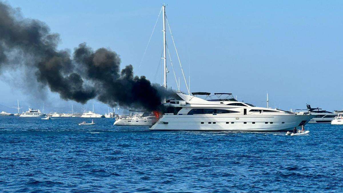 Arde un yate en Formentera