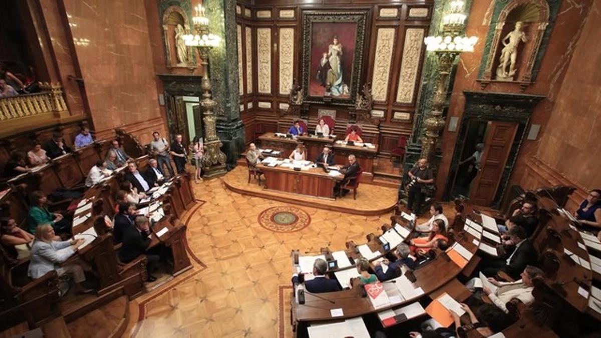Vista general del pleno del Ayuntamiento de Barcelona.