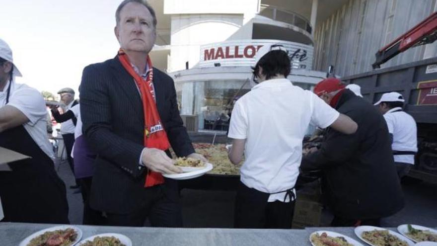 Robert Sarver, ayer durante la paella popular.