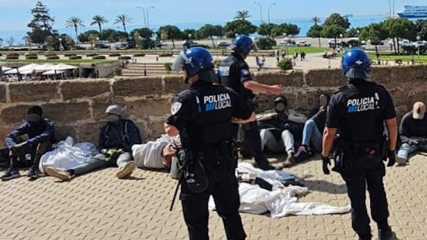 Policía Nacional y Policía Local de Palma intervienen más de 10.000 artículos en una gran operación contra la venta ambulante