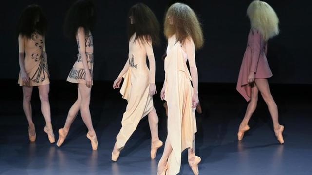 La escenográfia del desfile de Viktor&amp;Rolf sorprendió con bailarinas de ballet profesionales en vez de modelos.