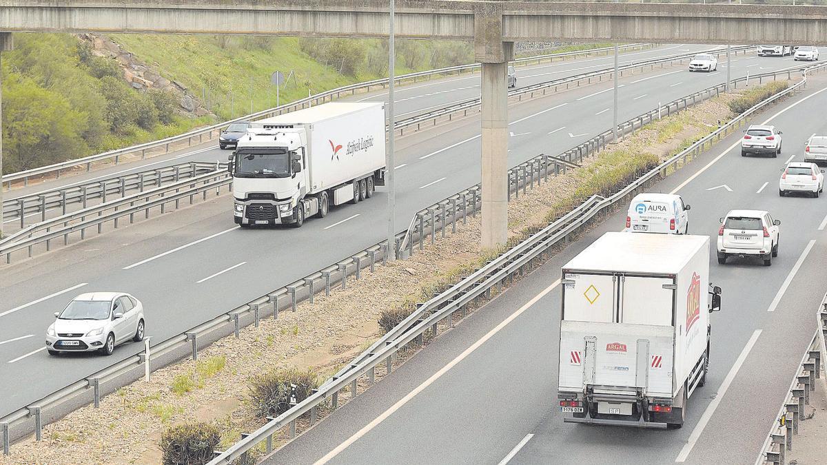 Camiones circulando por la A-4 a su paso por Córdoba, el pasado viernes.