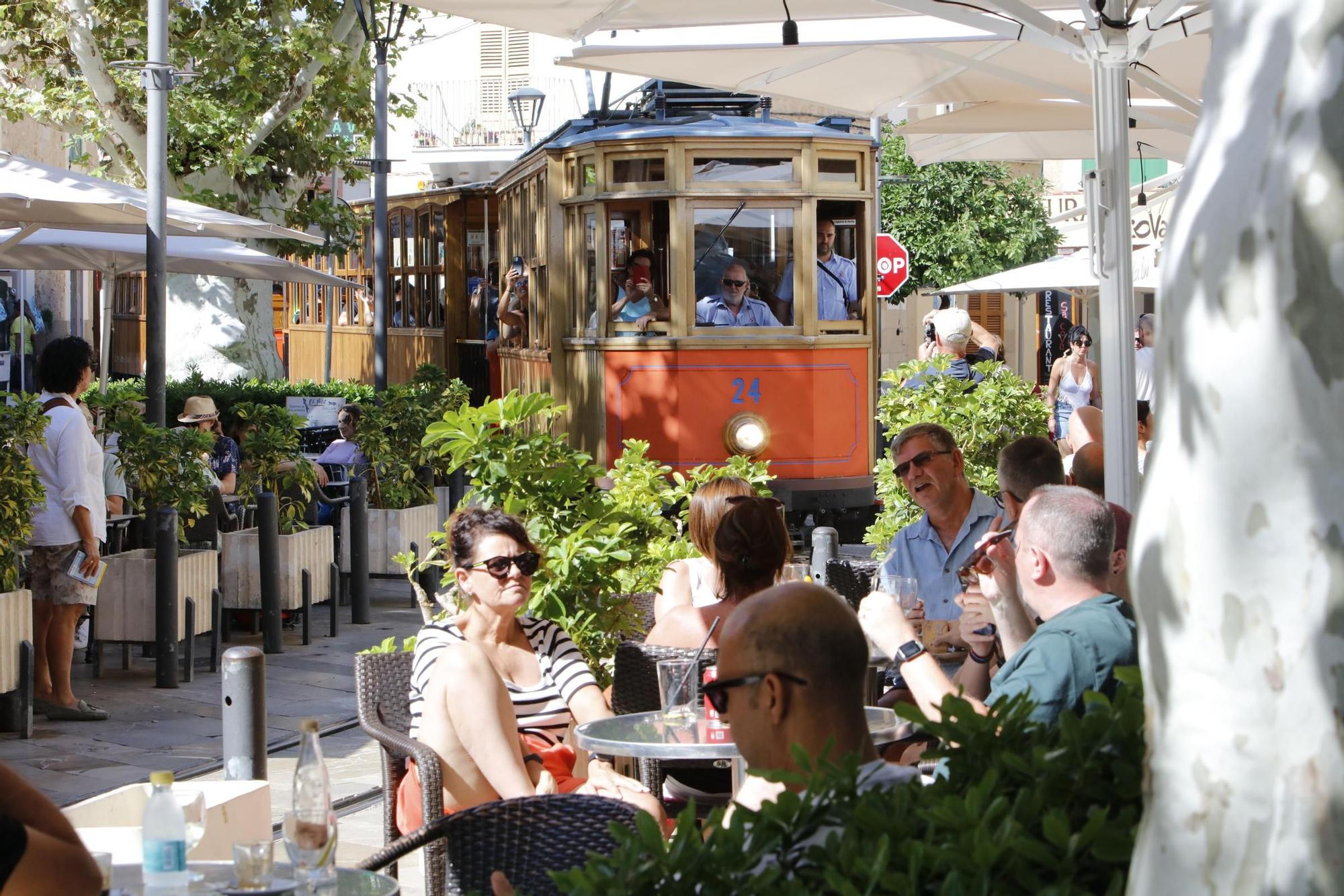 Wie im Hochsommer: Im Zentrum von Sóller auf Mallorca ist es auch im Oktober rappelvoll