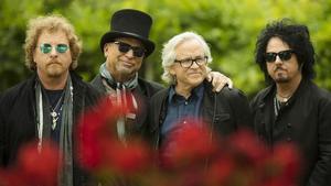 Una imagen promocional de Toto, con Steve Lukather primero por la derecha