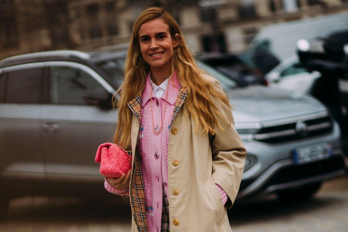 Look con gabardina visto en el 'street style' de la Alta Costura de París