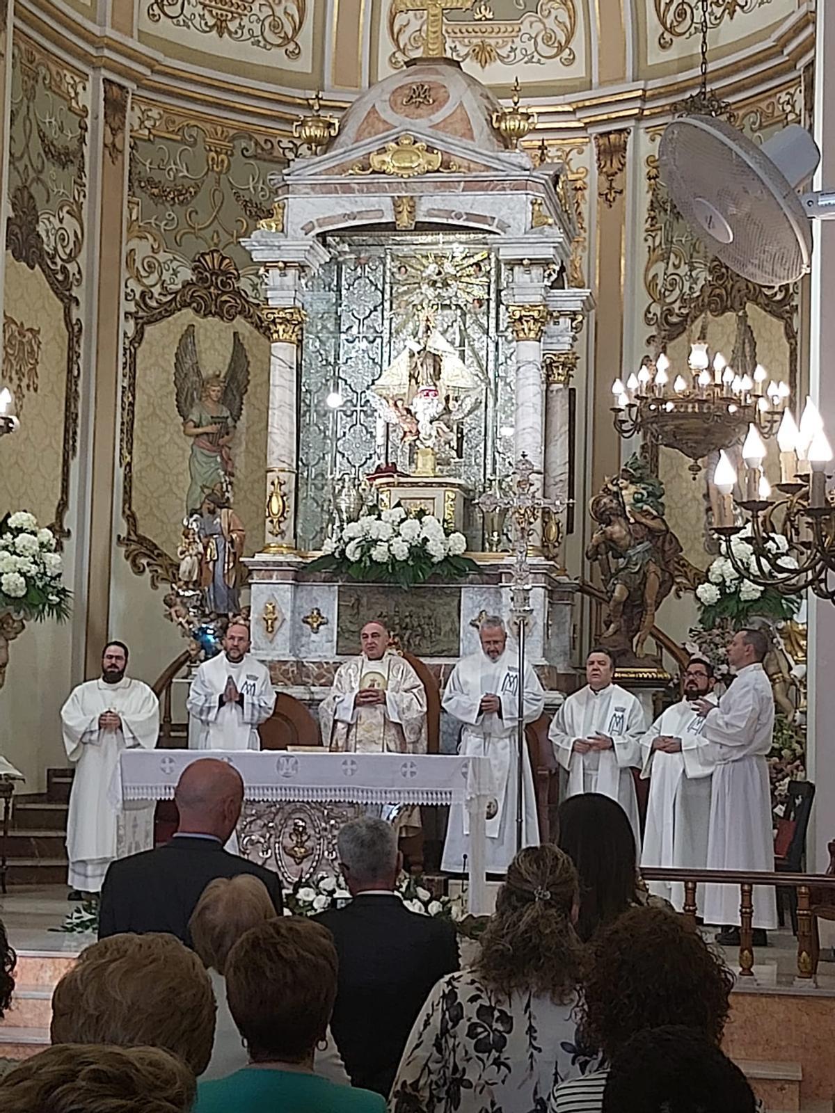 Un momento de la misa concelabrada con la participación del arzobispo.