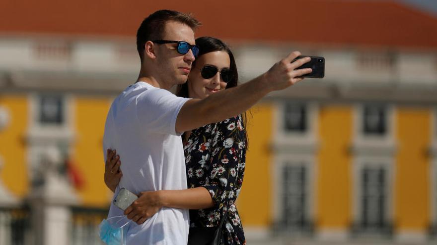 Una pareja se saca una fotografía en Lisboa.