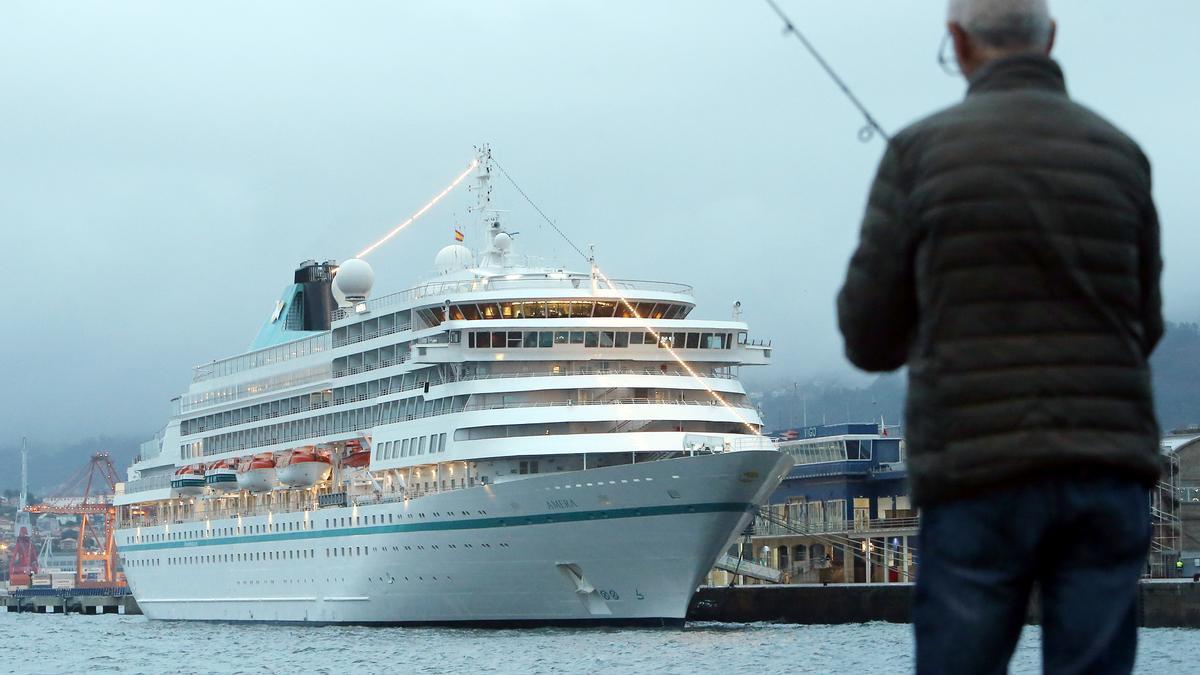 El crucero Amera en el puerto de Vigo, donde ha buscado refugio.