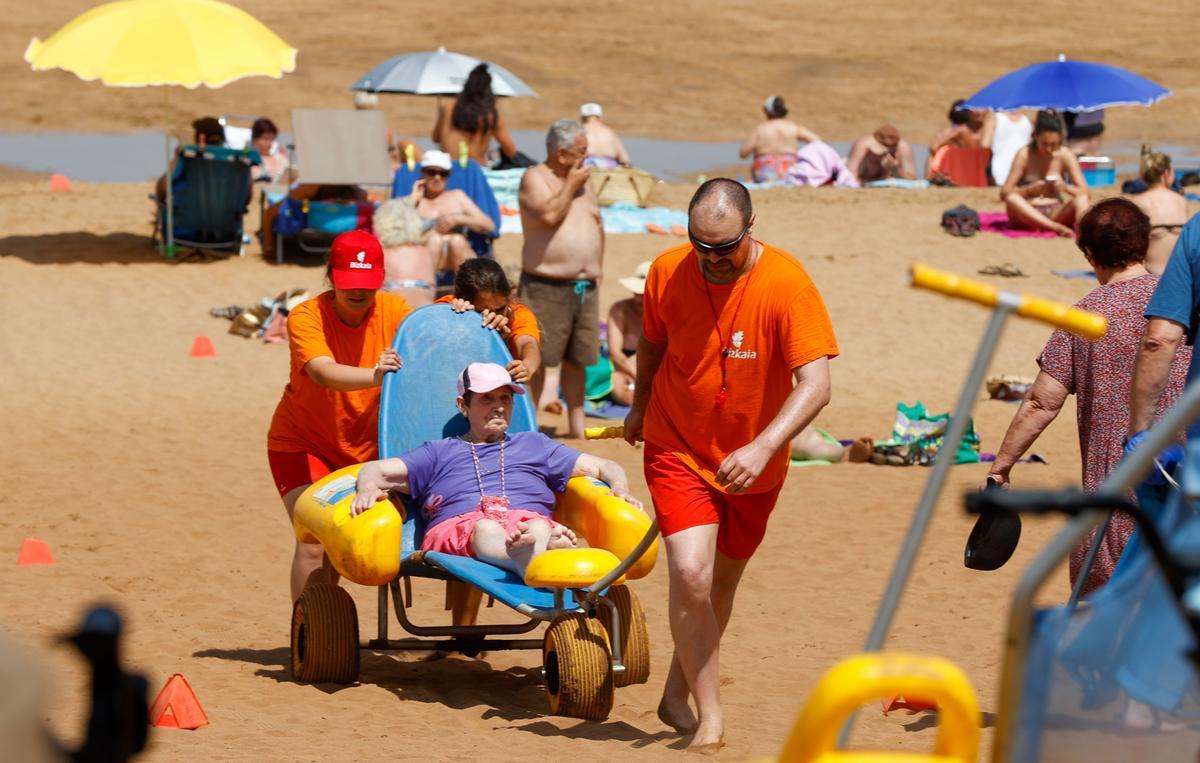 Discapacitados recibe  baño ante ola de calor