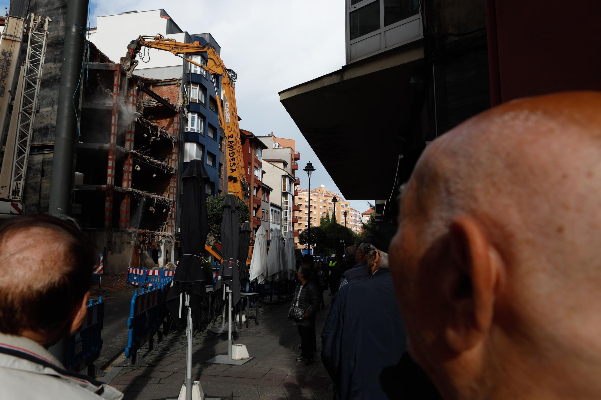 El derribo del "esqueleto" del Carbayedo destroza parte de una fachada anexa