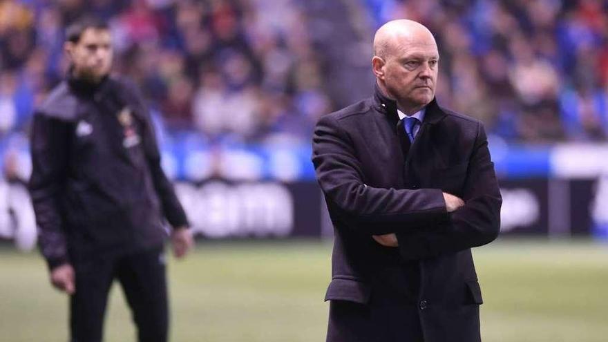 Pepe Mel observa el partido de ayer desde la banda.