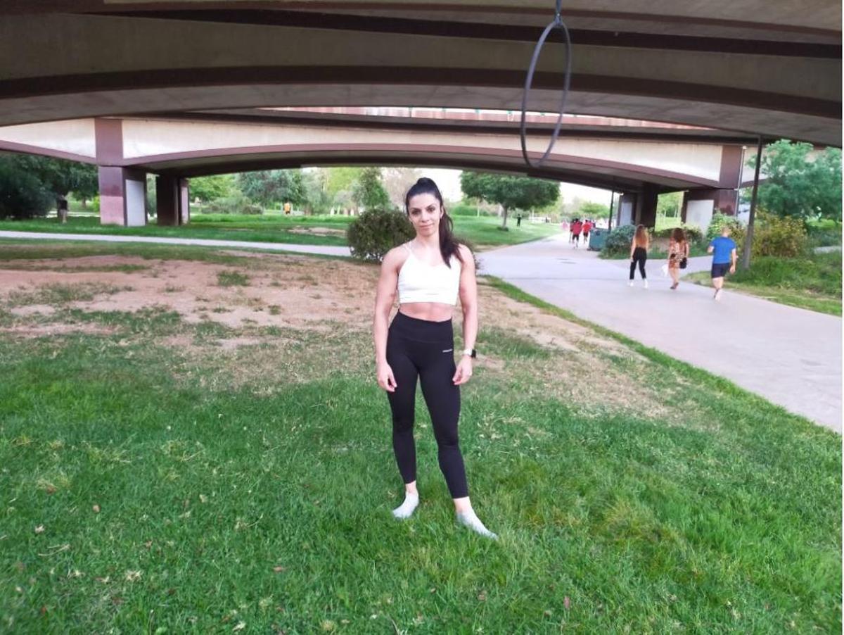 Practica acrobacias aéreas en el Antiguo Cauce del Turia